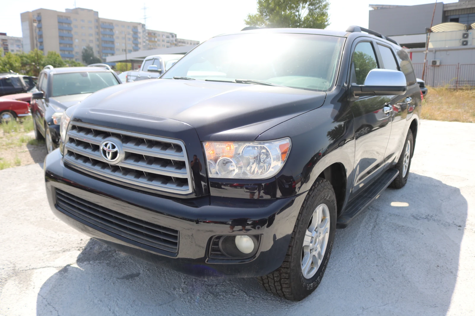 Toyota Sequoia 5.7 V8 4x4 - изображение 2