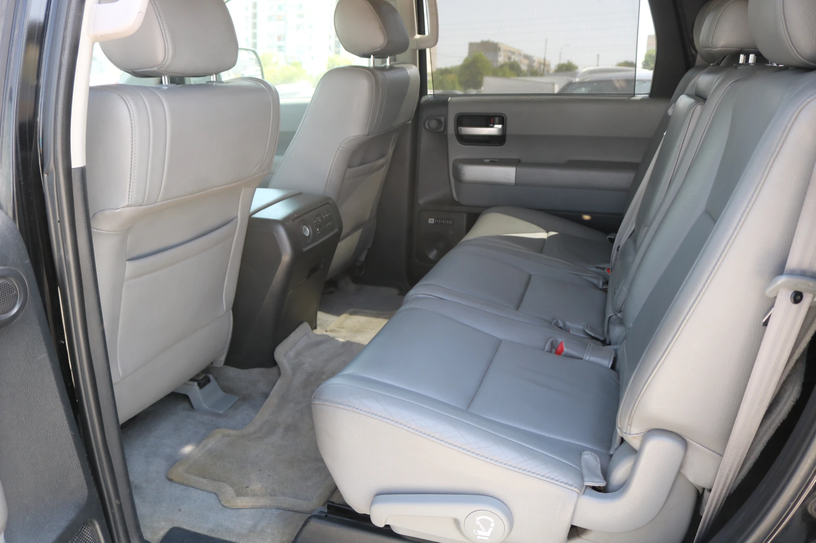 Toyota Sequoia 5.7 V8 4x4 - изображение 9