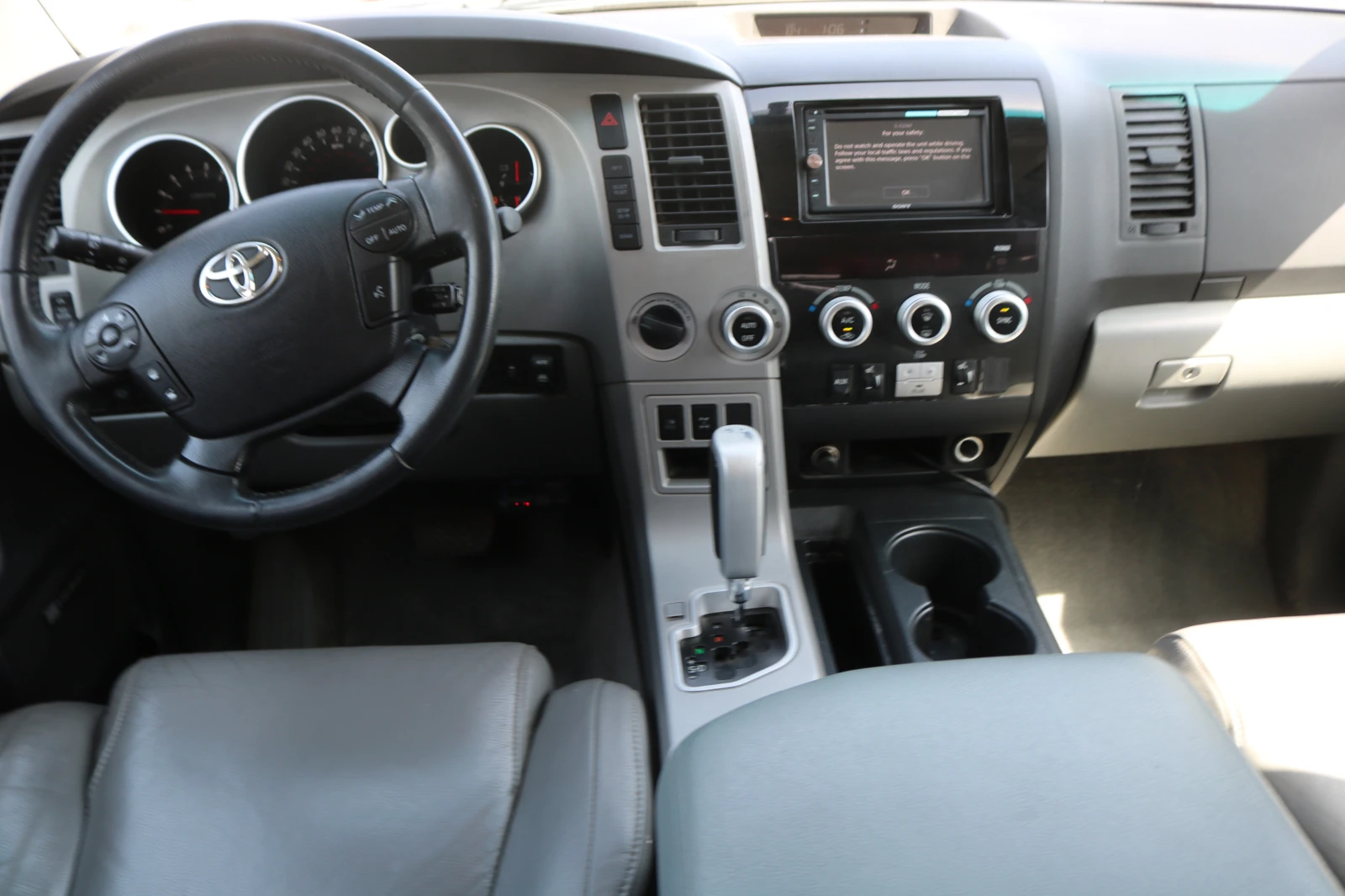 Toyota Sequoia 5.7 V8 4x4 - изображение 10