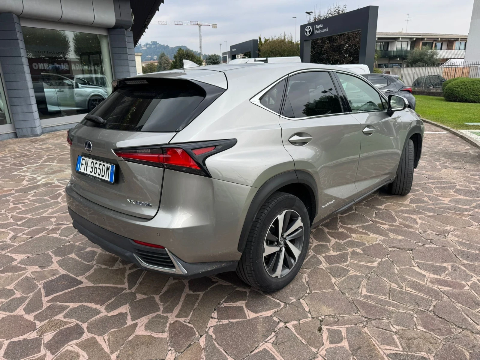 Lexus NX 300h 2.5HYBRID LUXURY, 360 CAMERA, HUD, ОБДУХВАНЕ, FULL - изображение 3