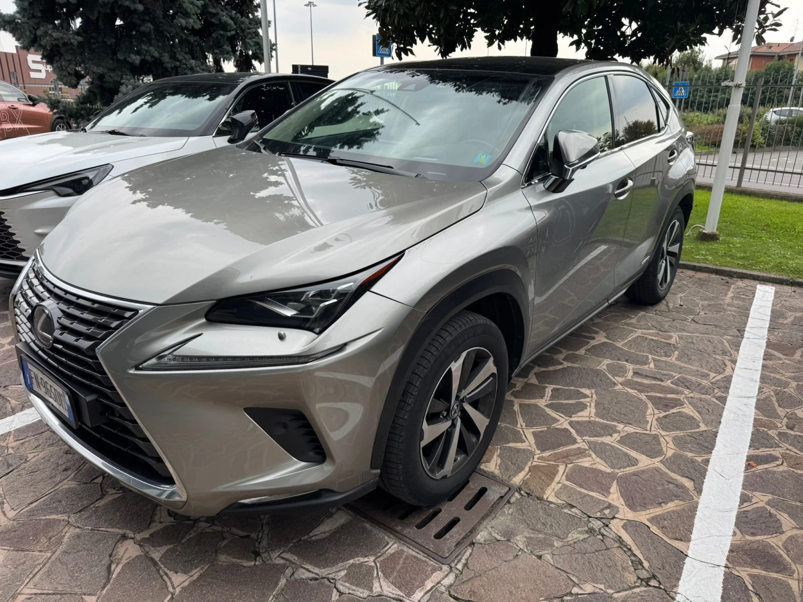 Lexus NX 300h 2.5HYBRID LUXURY, 360 CAMERA, HUD, ОБДУХВАНЕ, FULL - изображение 4