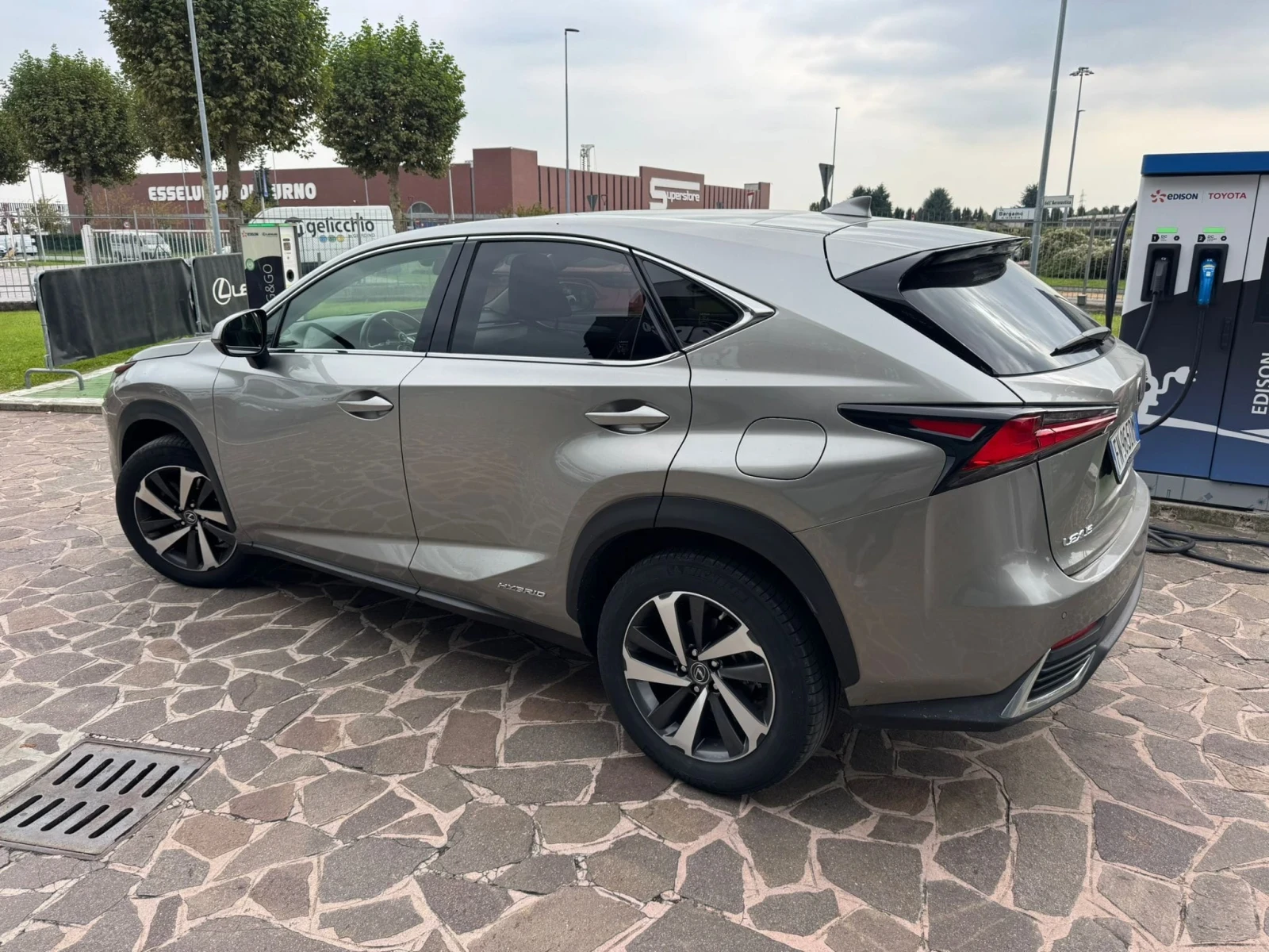 Lexus NX 300h 2.5HYBRID LUXURY, 360 CAMERA, HUD, ОБДУХВАНЕ, FULL - изображение 2