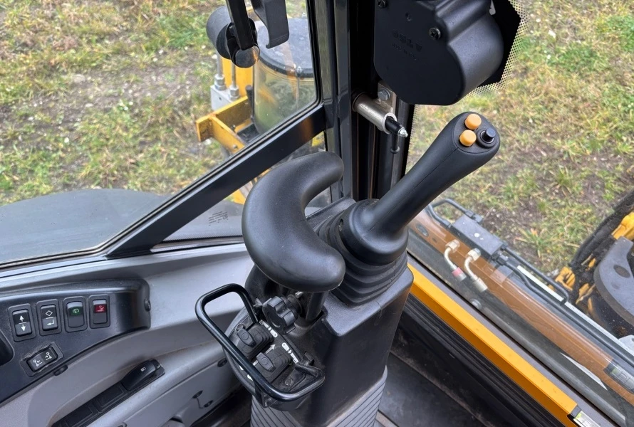 Багер New Holland B115C, снимка 16 - Индустриална техника - 55323987