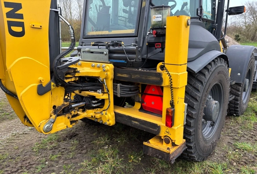 Багер New Holland B115C, снимка 11 - Индустриална техника - 55323987