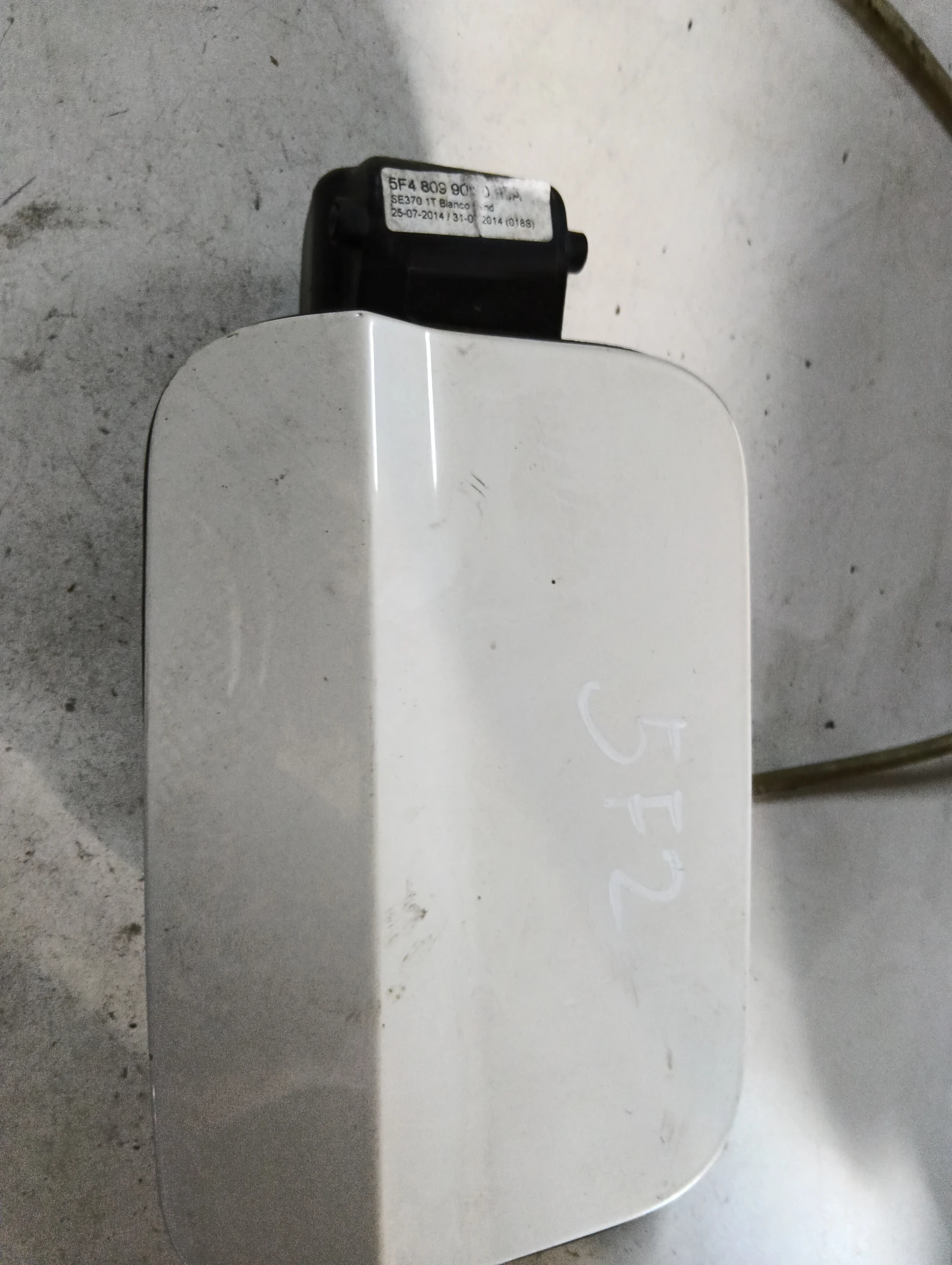 вратичка резервоар БЯЛА 5F4809905D 5F4809905E Seat Leon