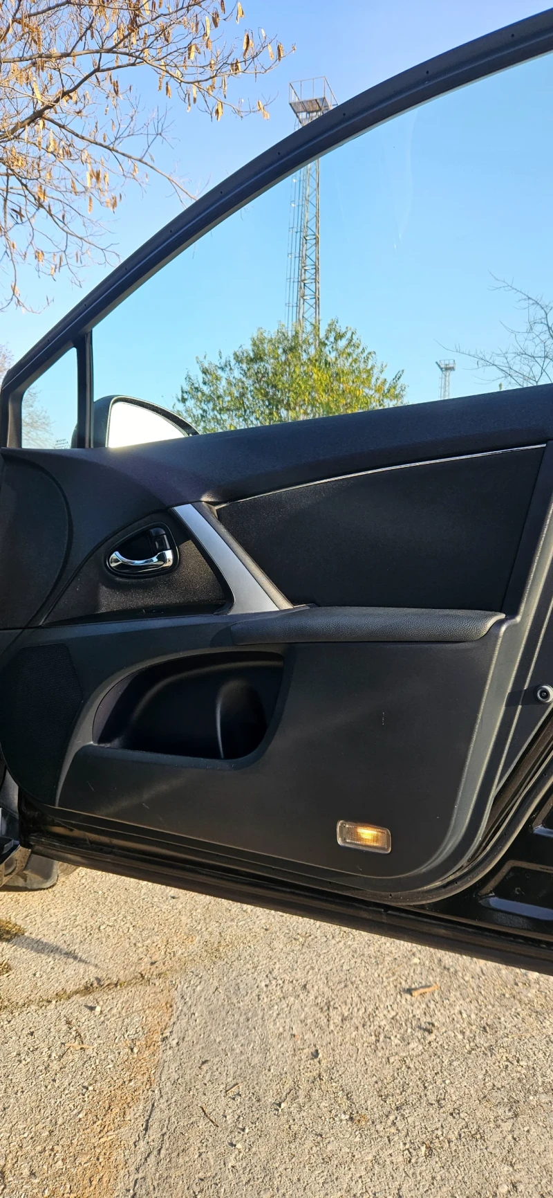 Toyota Avensis 2.0 D4D, снимка 11 - Автомобили и джипове - 52433829