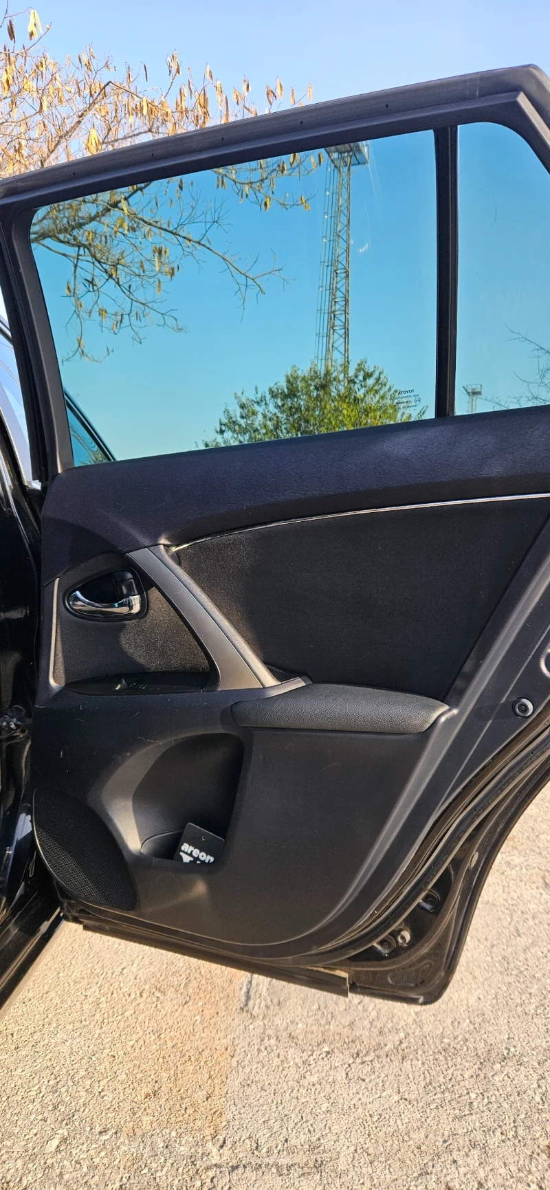 Toyota Avensis 2.0 D4D, снимка 10 - Автомобили и джипове - 52433829