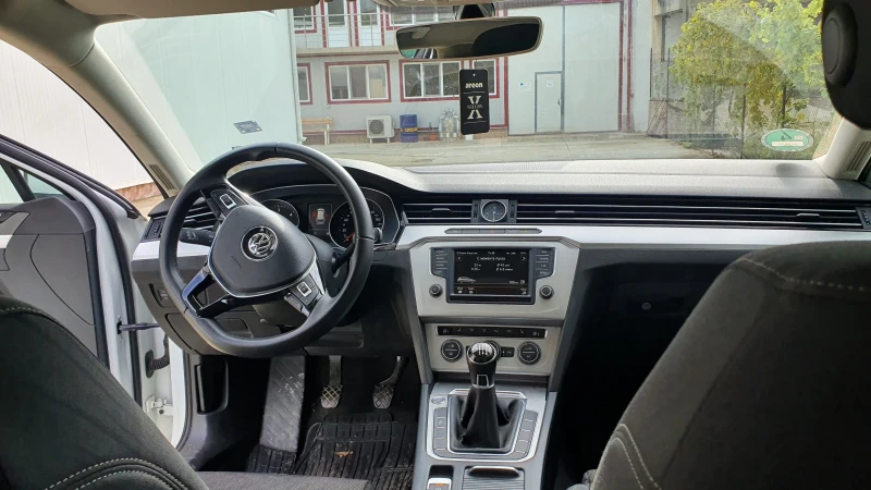 VW Passat 1.6  TDI, снимка 9 - Автомобили и джипове - 52862920