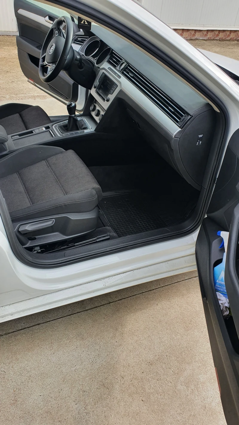 VW Passat 1.6  TDI, снимка 11 - Автомобили и джипове - 52862920