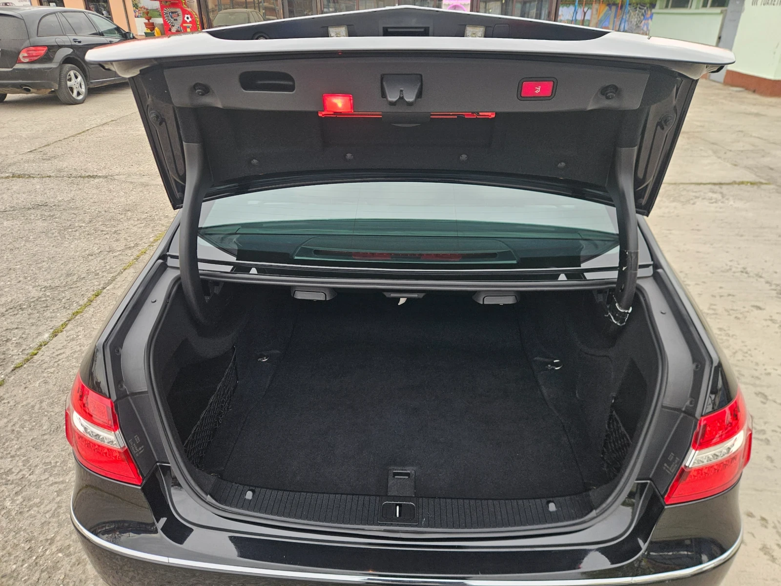 Mercedes-Benz E 300, снимка 14 - Автомобили и джипове - 54221344