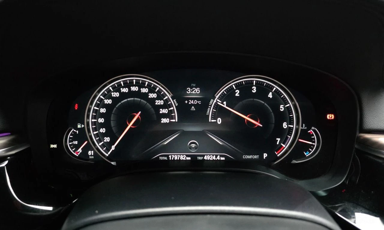 BMW 530 i xDrive M SPORT* DISTRONIC* HEAD-UP* 360 CAM* , снимка 10 - Автомобили и джипове - 54929172