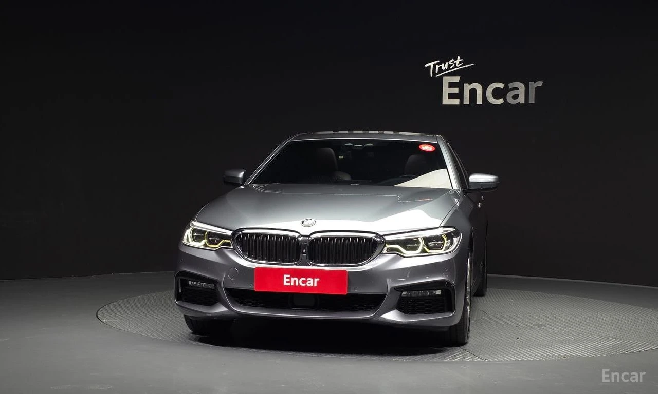 BMW 530 i xDrive M SPORT* DISTRONIC* HEAD-UP* 360 CAM* , снимка 2 - Автомобили и джипове - 54929172