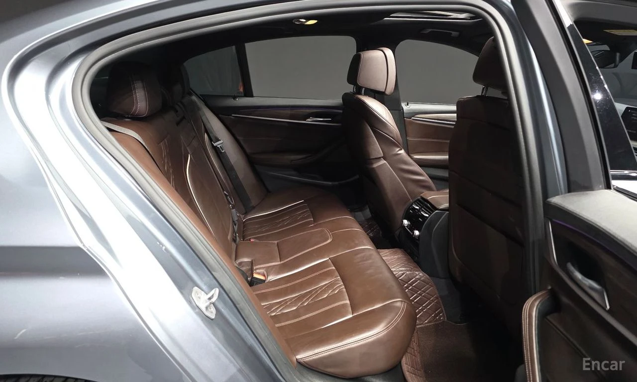 BMW 530 i xDrive M SPORT* DISTRONIC* HEAD-UP* 360 CAM* , снимка 15 - Автомобили и джипове - 54929172