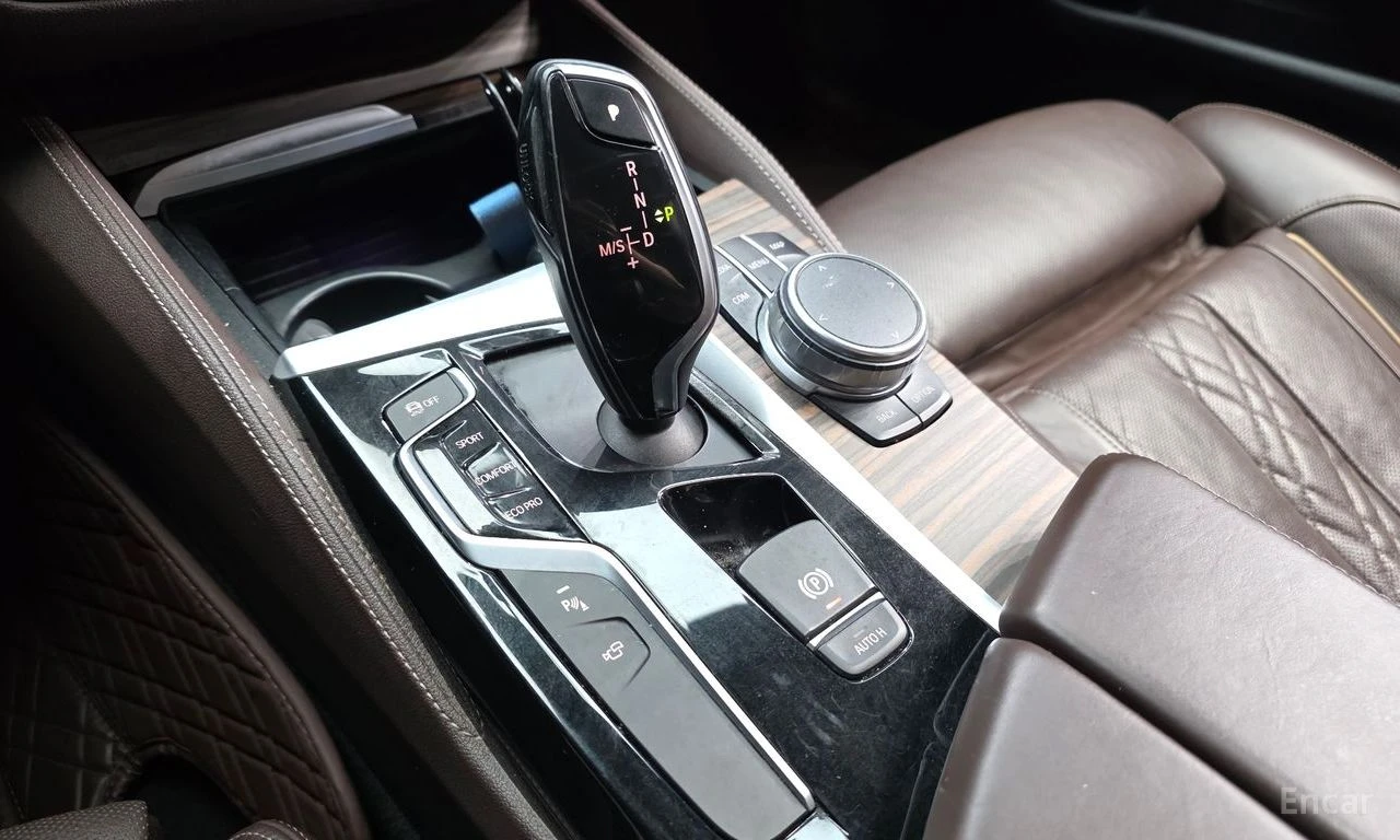 BMW 530 i xDrive M SPORT* DISTRONIC* HEAD-UP* 360 CAM* , снимка 13 - Автомобили и джипове - 54929172
