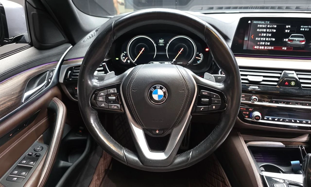 BMW 530 i xDrive M SPORT* DISTRONIC* HEAD-UP* 360 CAM* , снимка 9 - Автомобили и джипове - 54929172