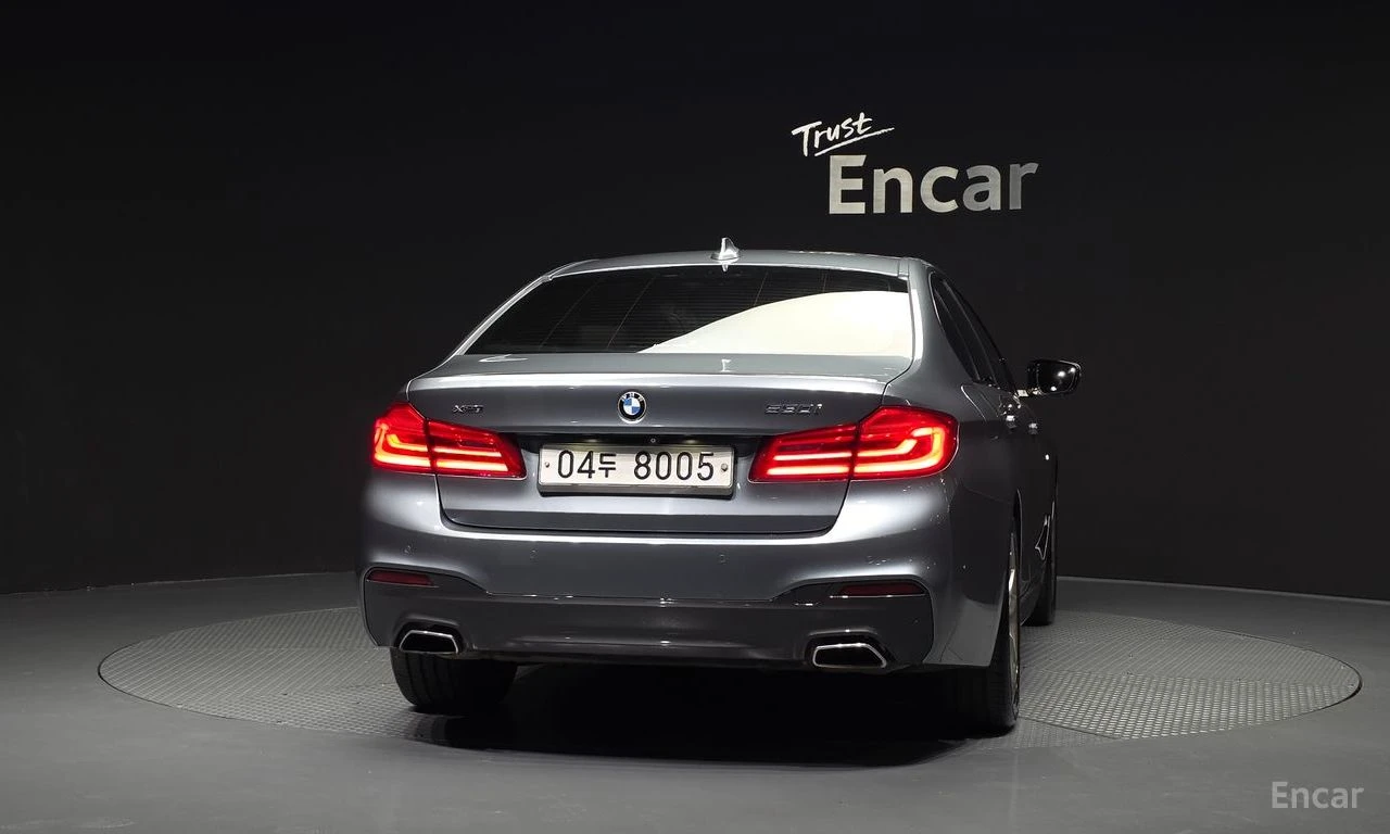 BMW 530 i xDrive M SPORT* DISTRONIC* HEAD-UP* 360 CAM* , снимка 4 - Автомобили и джипове - 54929172