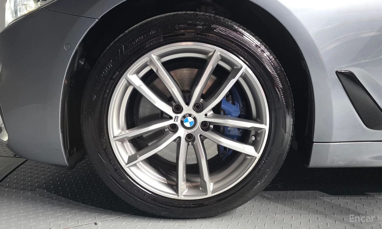 BMW 530 i xDrive M SPORT* DISTRONIC* HEAD-UP* 360 CAM* , снимка 5 - Автомобили и джипове - 54929172