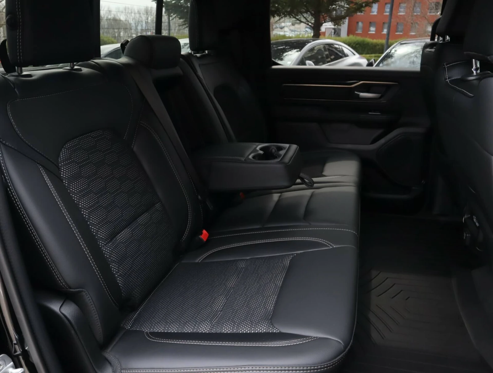 Dodge RAM 1500 5.7 HEMI V8/Crew Cab Long/4WD/Камера/Подгрев, снимка 9 - Автомобили и джипове - 54000428