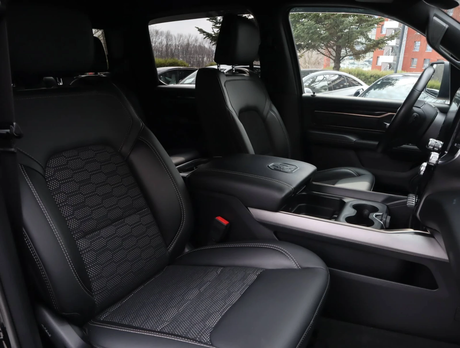 Dodge RAM 1500 5.7 HEMI V8/Crew Cab Long/4WD/Камера/Подгрев, снимка 8 - Автомобили и джипове - 54000428