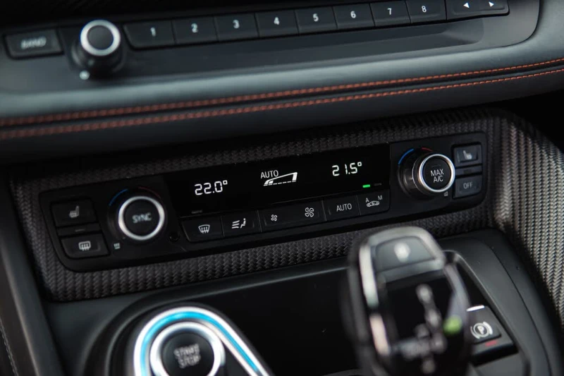 BMW i8 Roadster* AWD* АвтоКредит* (ЦЕНА ДО БГ), снимка 12 - Автомобили и джипове - 52554529