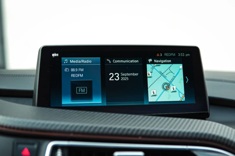 BMW i8 Roadster* AWD* АвтоКредит* (ЦЕНА ДО БГ), снимка 10 - Автомобили и джипове - 52554529