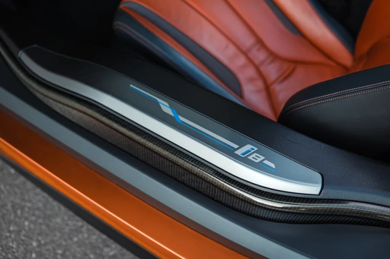 BMW i8 Roadster* AWD* АвтоКредит* (ЦЕНА ДО БГ), снимка 17 - Автомобили и джипове - 52554529