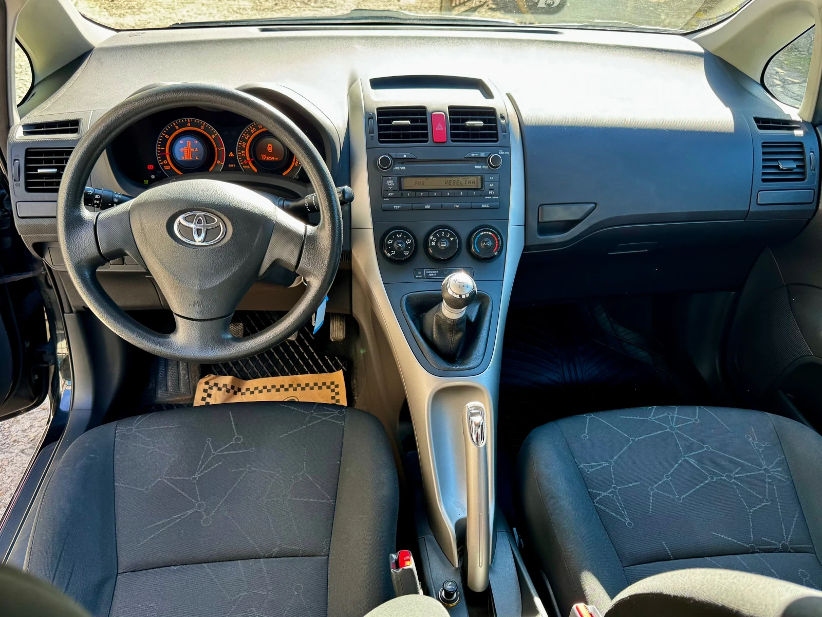 Toyota Auris 1.33 100кс - изображение 8