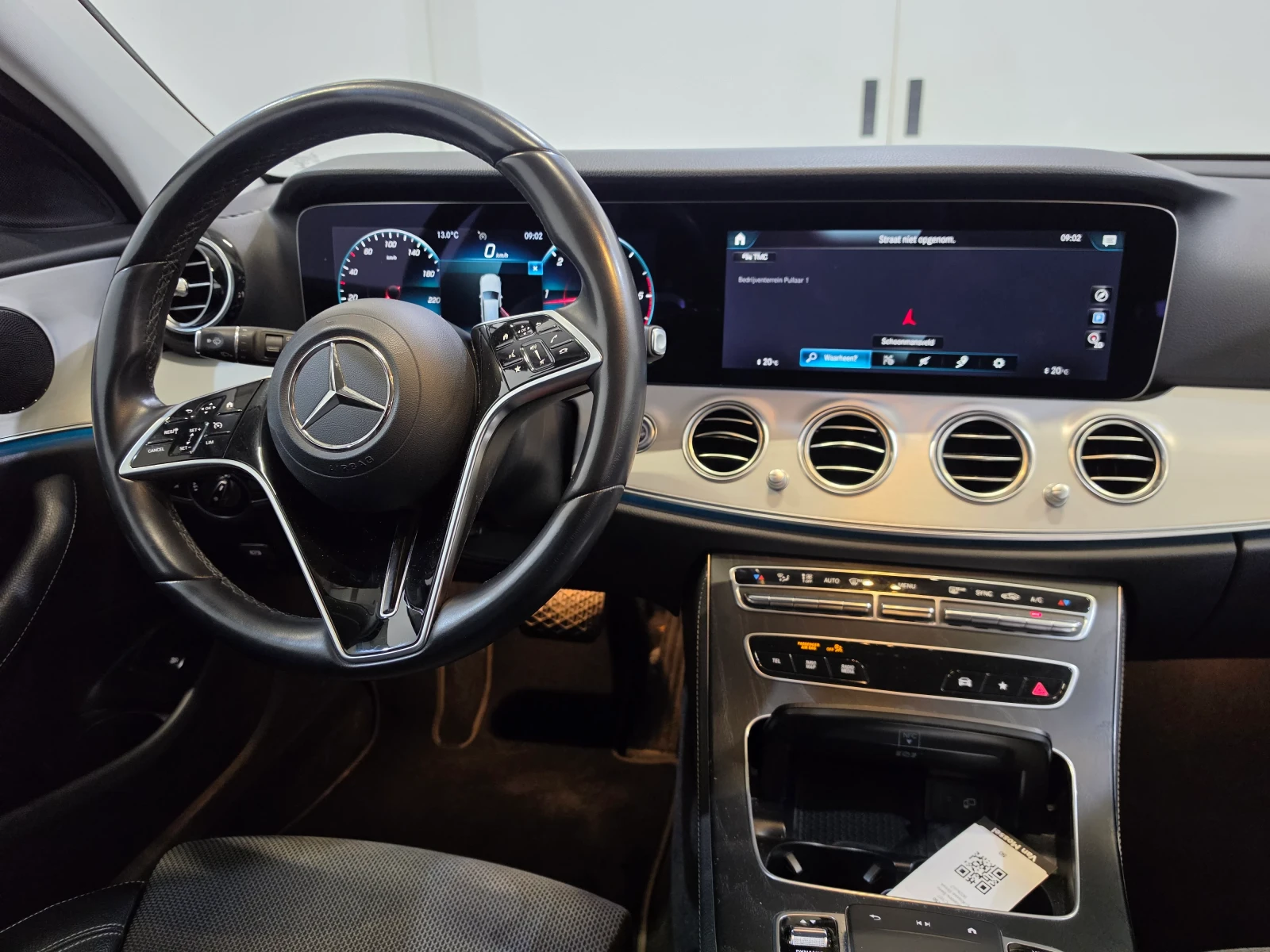 Mercedes-Benz E 200 E 200d Avantgarde Aut. LED-Xenon Widescreen, снимка 2 - Автомобили и джипове - 54621393