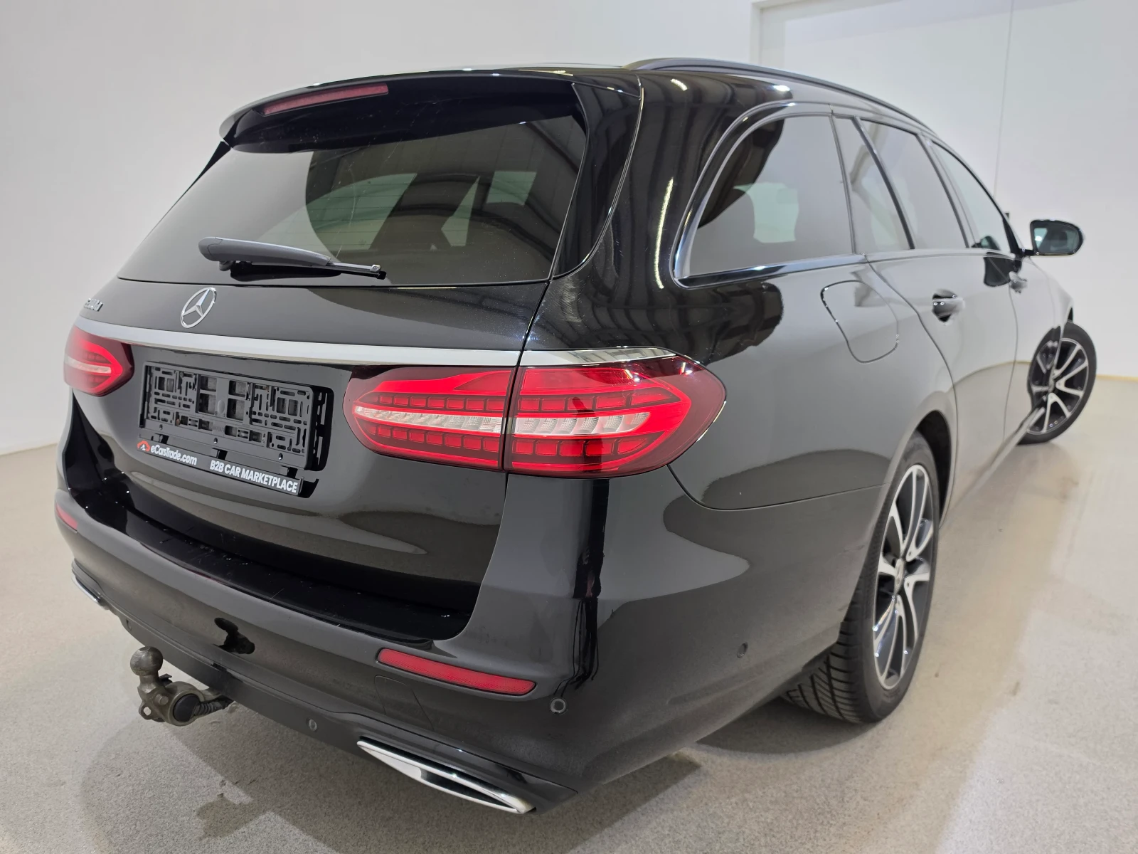 Mercedes-Benz E 200 E 200d Avantgarde Aut. LED-Xenon Widescreen, снимка 4 - Автомобили и джипове - 54621393