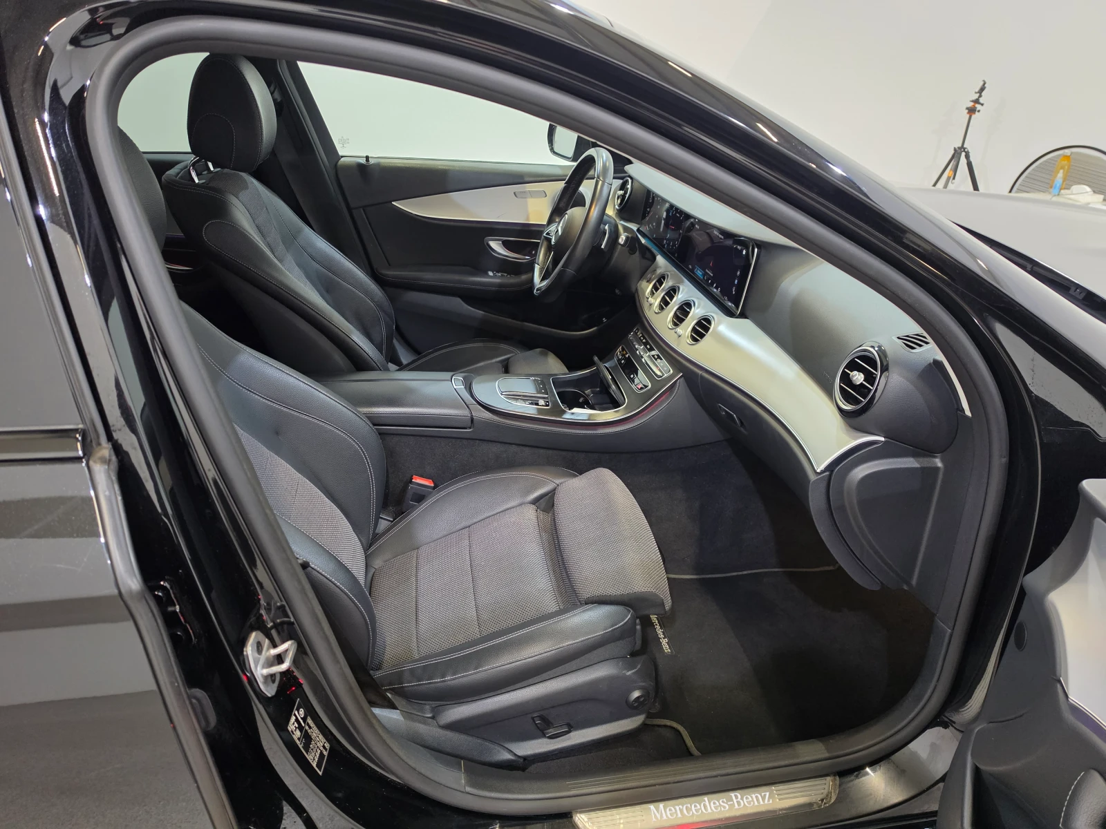 Mercedes-Benz E 200 E 200d Avantgarde Aut. LED-Xenon Widescreen, снимка 9 - Автомобили и джипове - 54621393
