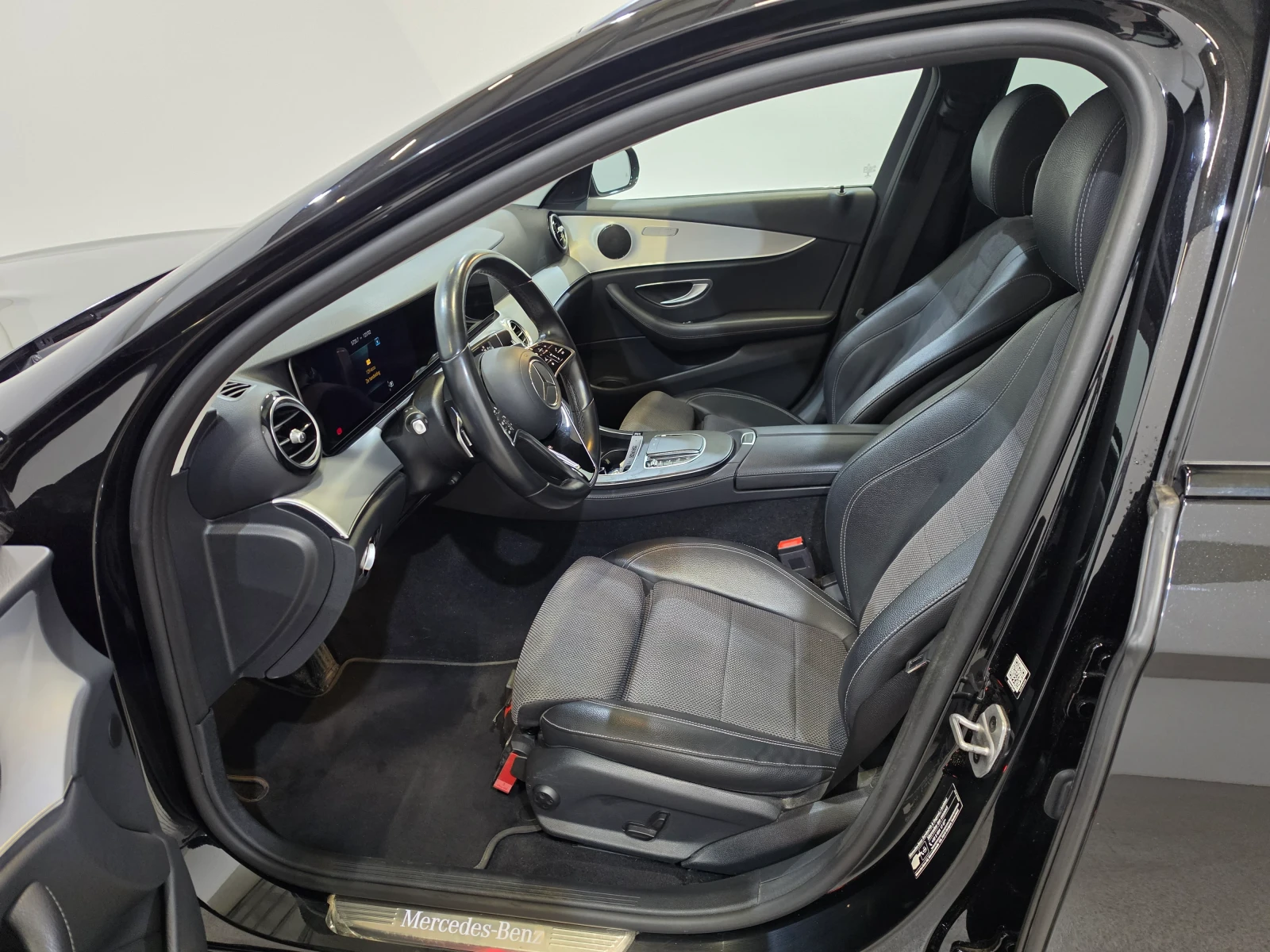 Mercedes-Benz E 200 E 200d Avantgarde Aut. LED-Xenon Widescreen, снимка 11 - Автомобили и джипове - 54621393