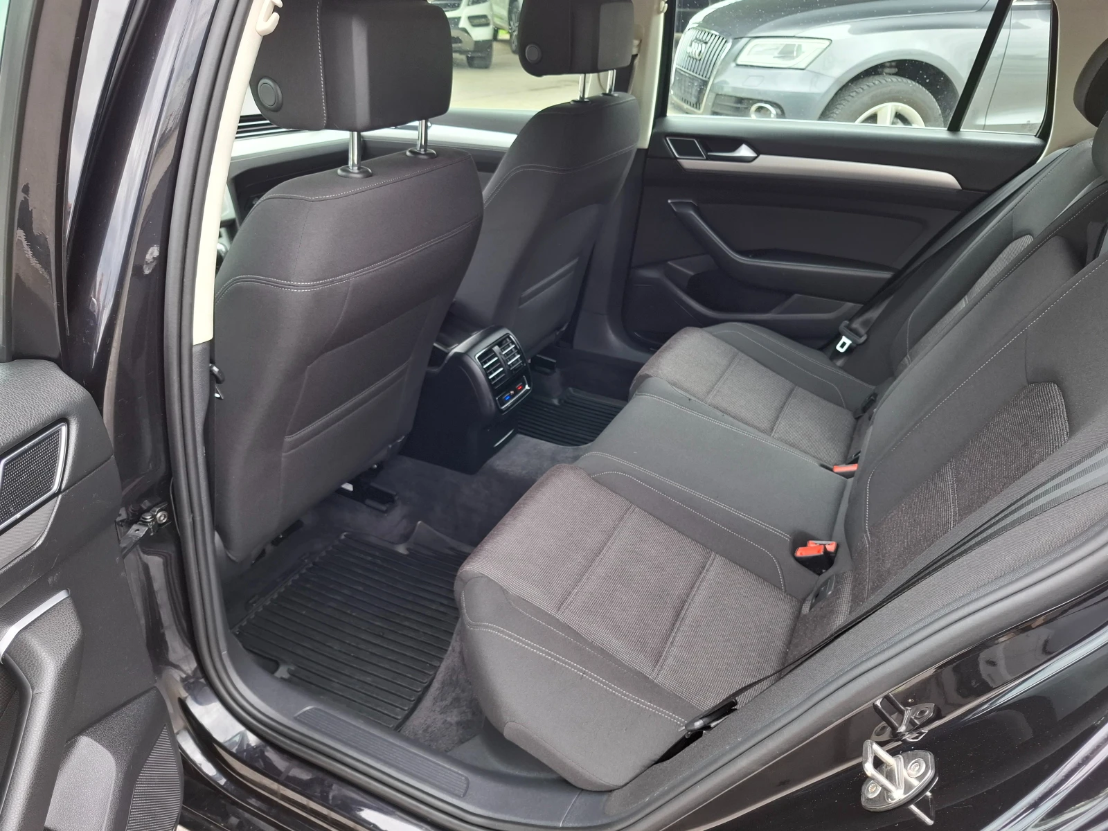 VW Passat 2.0TDI Navi Подгрев, снимка 8 - Автомобили и джипове - 54629125