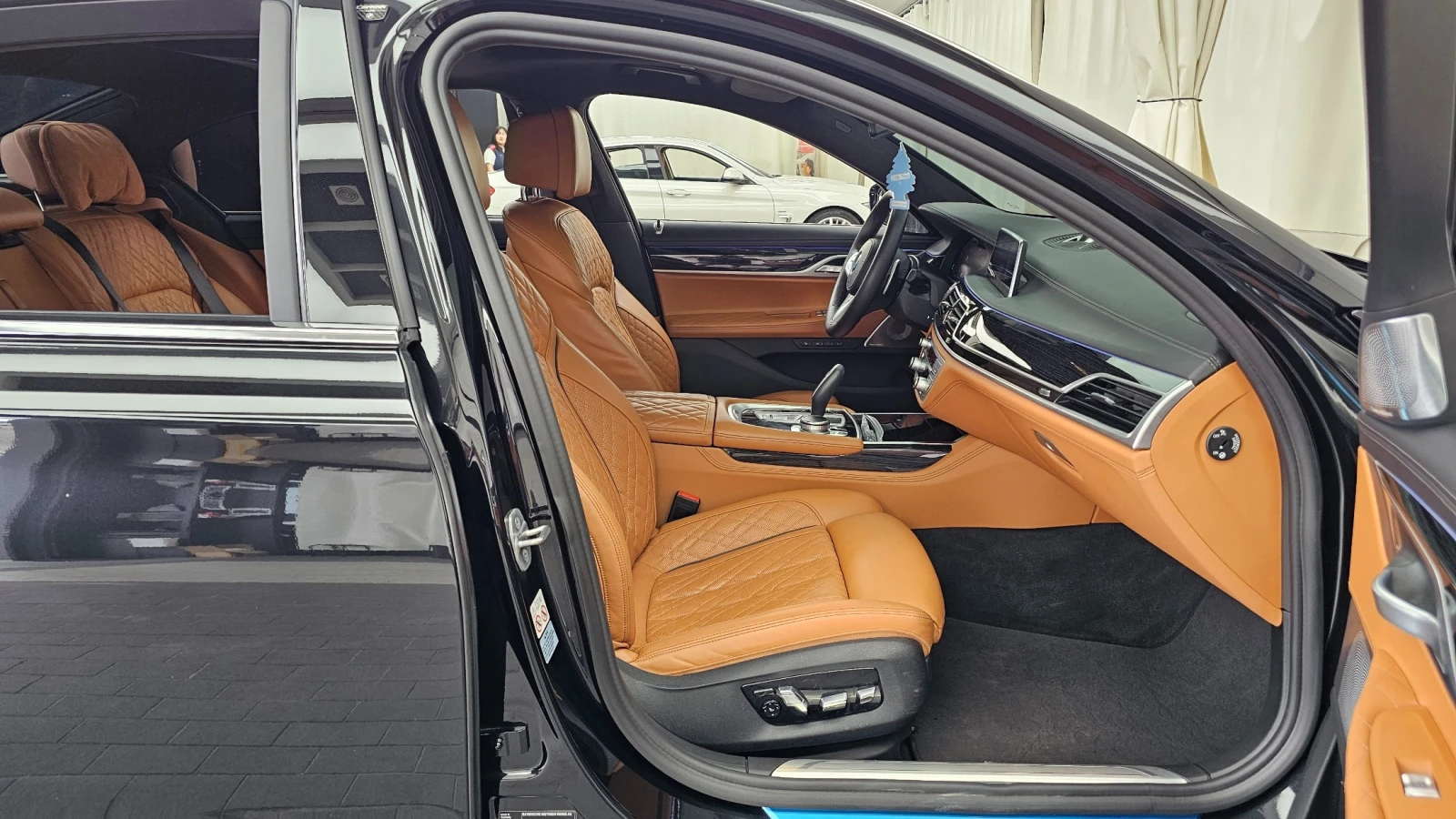 BMW 740 М ПАКЕТ/ОБДУХ/HUD/МАСАЖИ/360/ДИСТРОНИК/НОЩНО ВИЖ/, снимка 9 - Автомобили и джипове - 55446056