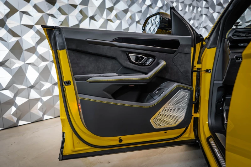 Lamborghini Urus Giallo Auge* B&O3D* Pano* Alcantara, снимка 7 - Автомобили и джипове - 53197239