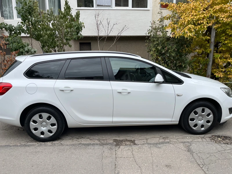Opel Astra Sport Tourer, снимка 2 - Автомобили и джипове - 52178242