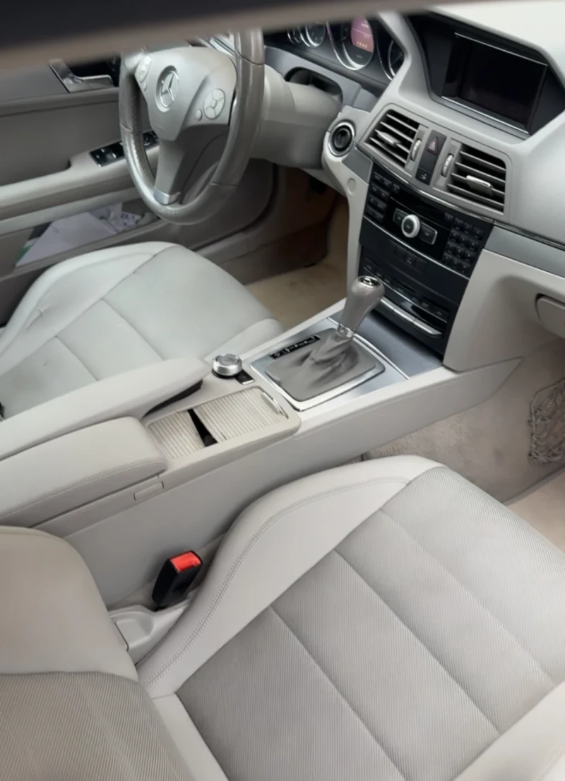 Mercedes-Benz E 220 E 220, снимка 4 - Автомобили и джипове - 53369779