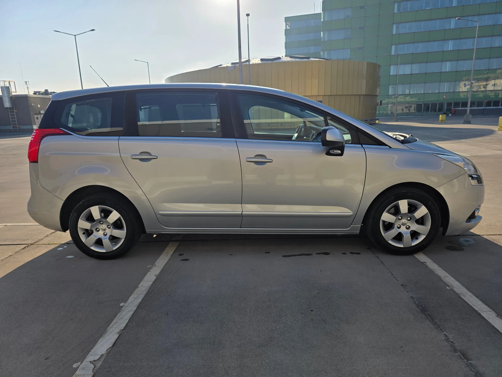 Peugeot 5008 2.0 HDI-7 места - изображение 4