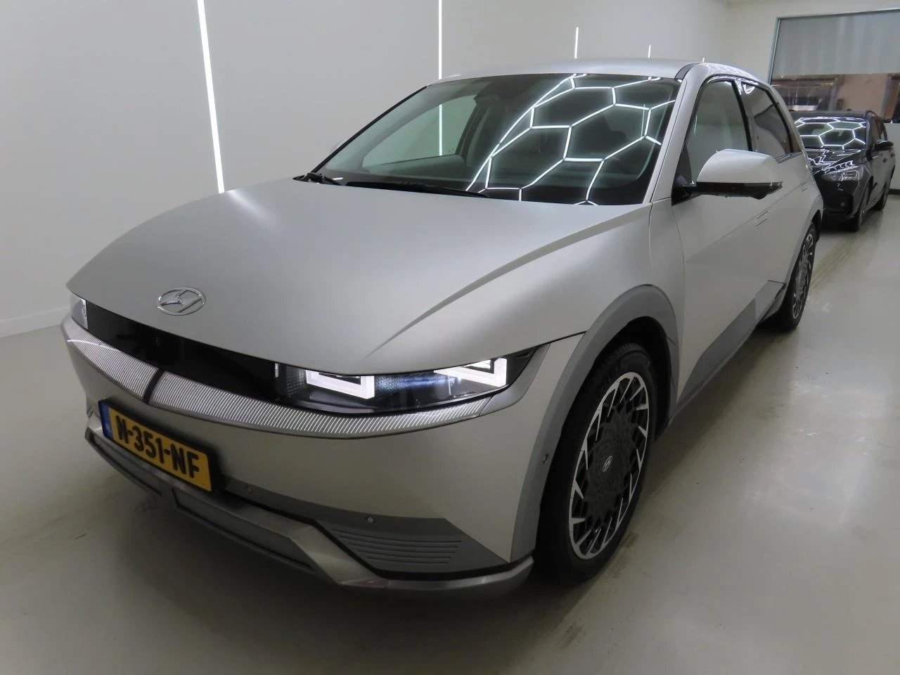 Hyundai Ioniq 5 72.6KWh/UNIQ/360/HEADUP/BOSE/ГАРАНЦИЯ/GOLD, снимка 2 - Автомобили и джипове - 53562500