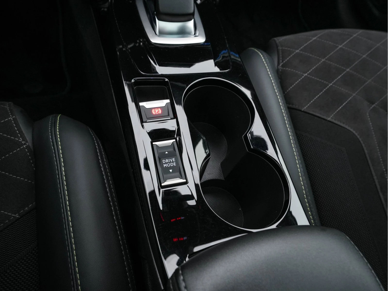 Peugeot 208 e-208 50 kWh GT, снимка 15 - Автомобили и джипове - 54137537