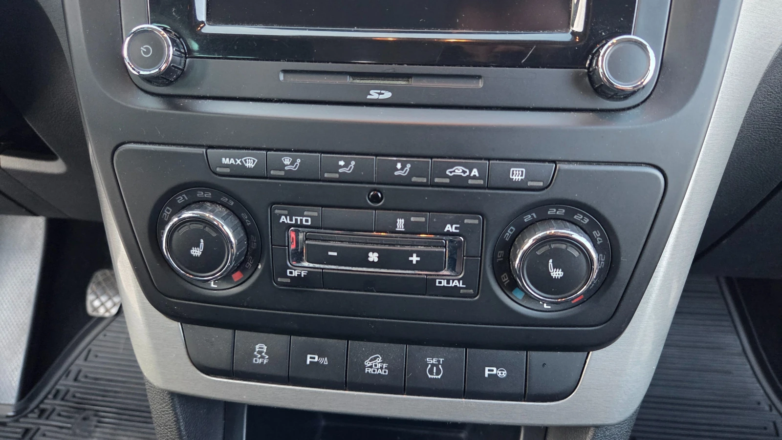 Skoda Yeti 2.0 TDI 4х4 , снимка 17 - Автомобили и джипове - 53698046