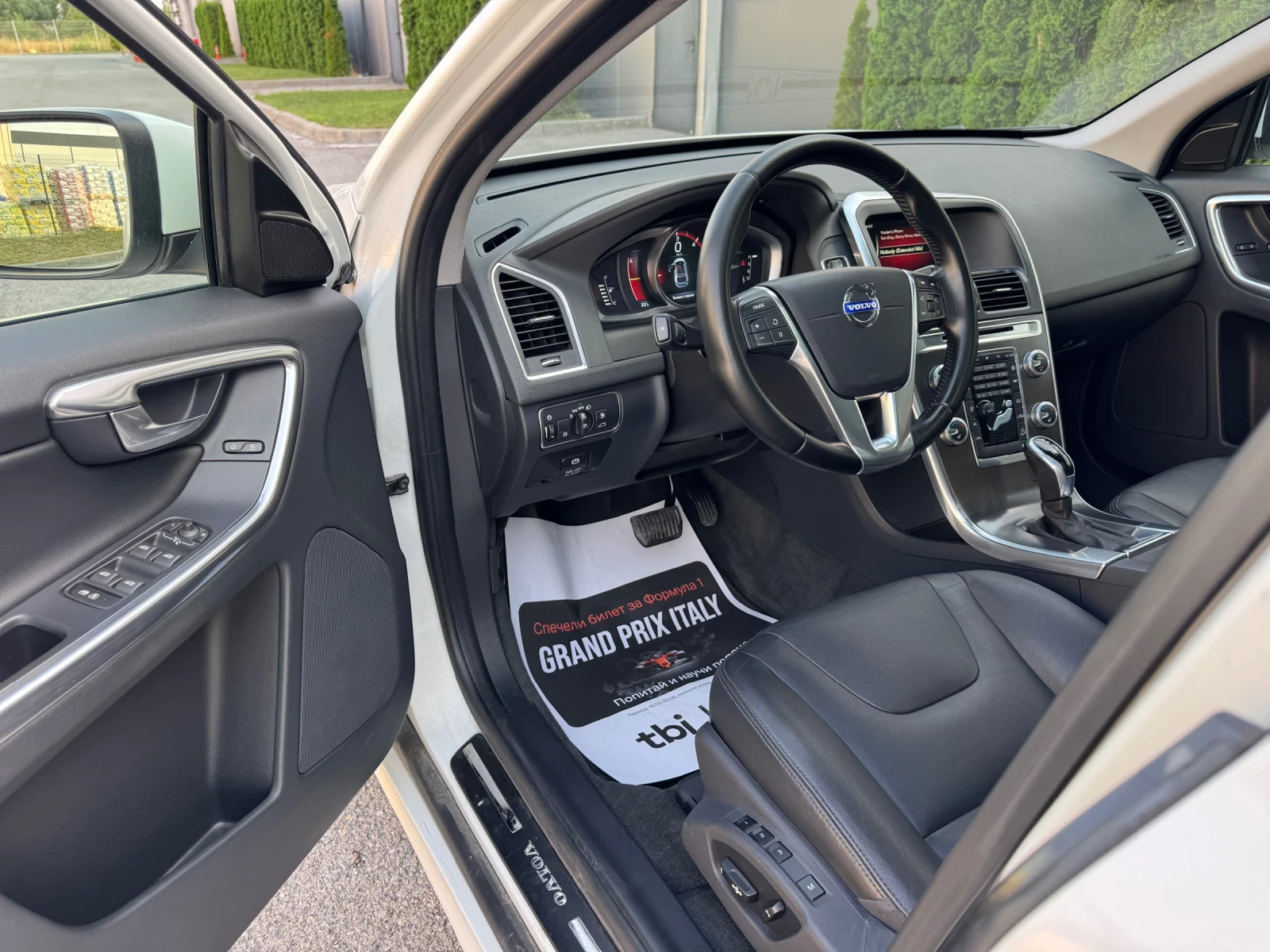 Volvo XC60 2.4D4 AWD/Keyless/Регистриран* Обслужен!!!, снимка 8 - Автомобили и джипове - 55592185