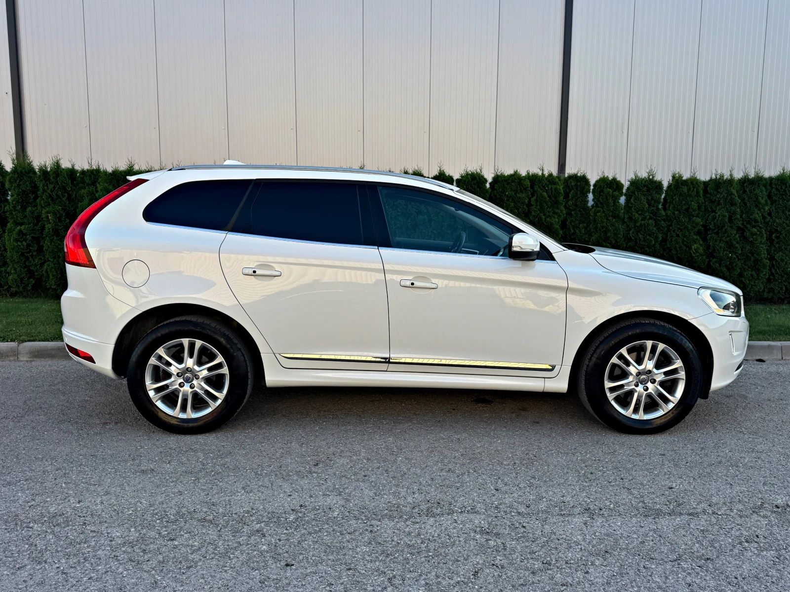 Volvo XC60 2.4D4 AWD/Keyless/Регистриран* Обслужен!!!, снимка 7 - Автомобили и джипове - 55592185