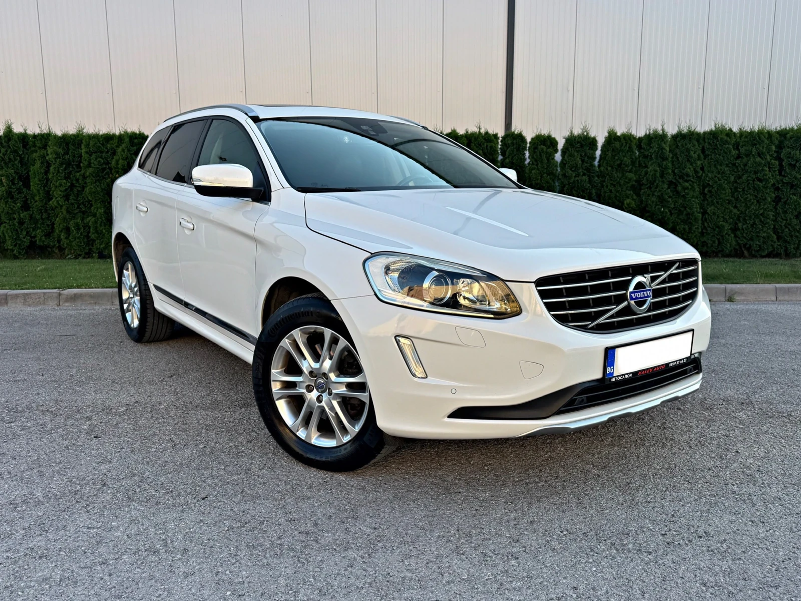 Volvo XC60 2.4D4 AWD/Keyless/Регистриран* Обслужен!!!, снимка 3 - Автомобили и джипове - 55592185