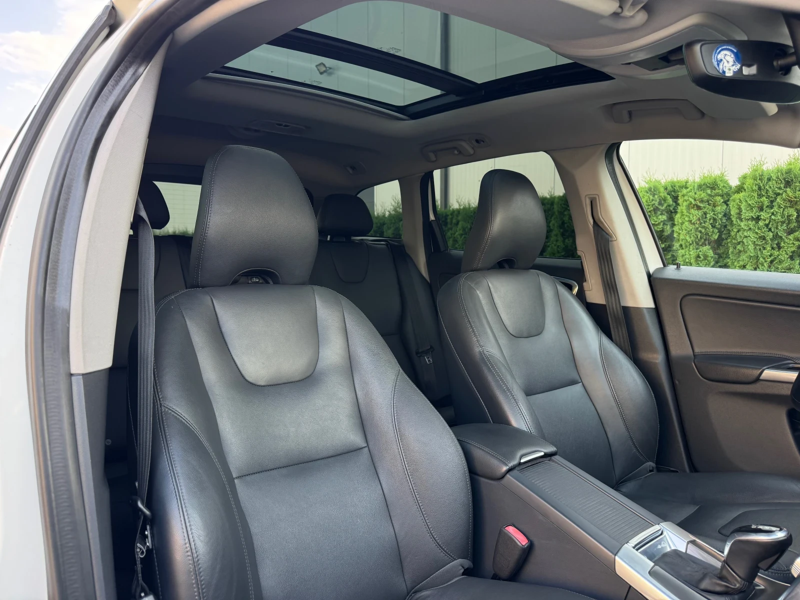 Volvo XC60 2.4D4 AWD/Keyless/Регистриран* Обслужен!!!, снимка 13 - Автомобили и джипове - 55592185