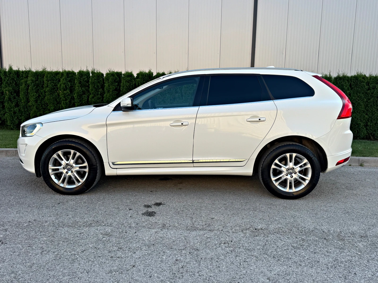 Volvo XC60 2.4D4 AWD/Keyless/Регистриран* Обслужен!!!, снимка 4 - Автомобили и джипове - 55592185