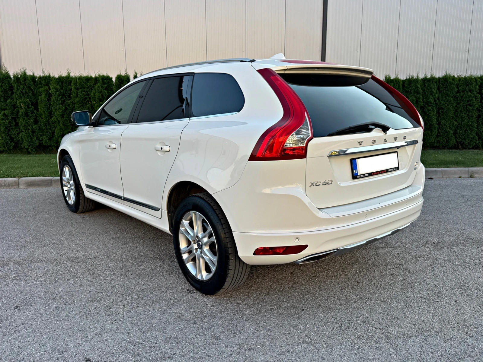 Volvo XC60 2.4D4 AWD/Keyless/Регистриран* Обслужен!!!, снимка 5 - Автомобили и джипове - 55592185