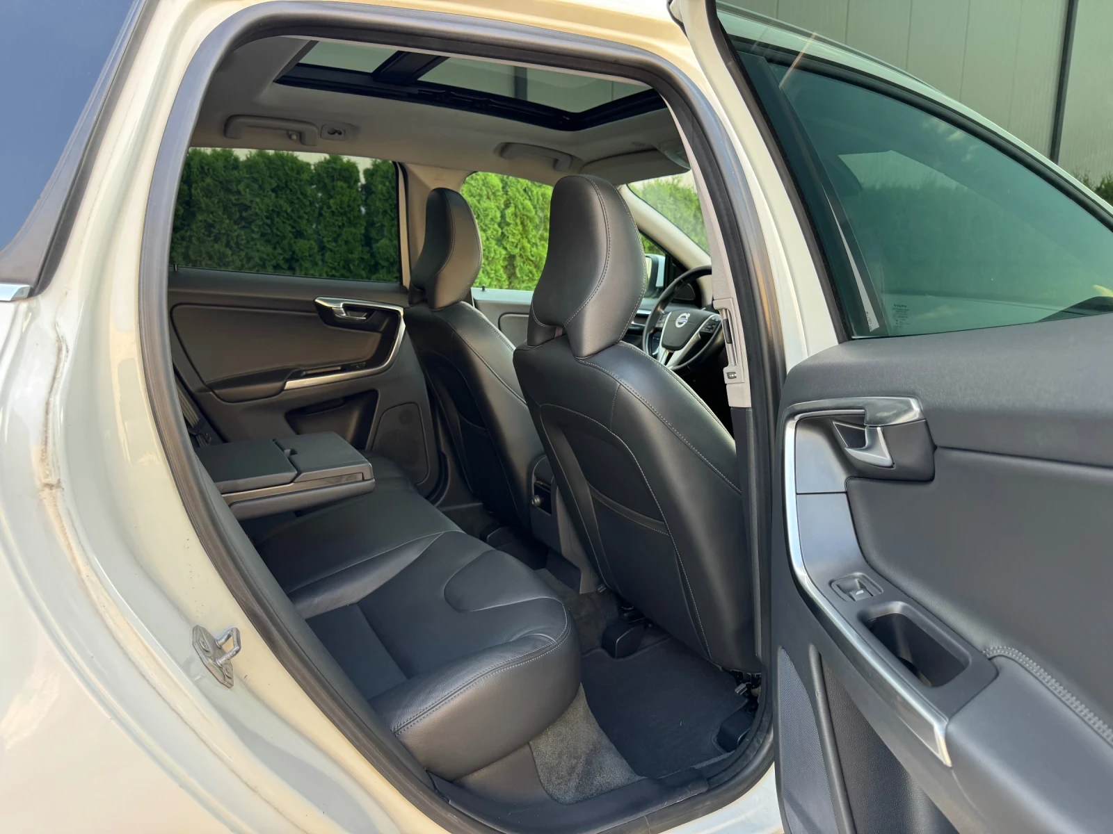 Volvo XC60 2.4D4 AWD/Keyless/Регистриран* Обслужен!!!, снимка 15 - Автомобили и джипове - 55592185