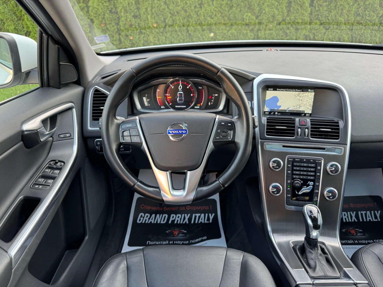 Volvo XC60 2.4D4 AWD/Keyless/Регистриран* Обслужен!!!, снимка 9 - Автомобили и джипове - 55592185