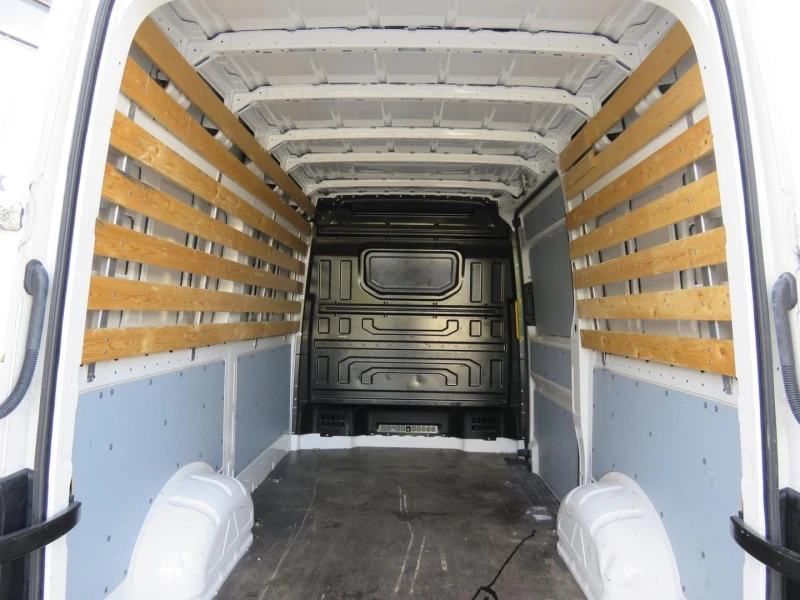 VW Crafter Furgon 30 SR NK 2.0 TDI PP, снимка 6 - Бусове и автобуси - 46543878