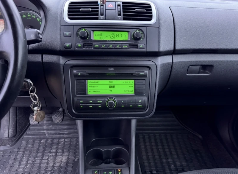Skoda Fabia 1.4i, снимка 8 - Автомобили и джипове - 52886041